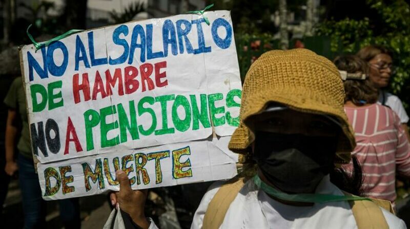 Un grupo de personas toma parte en una manifestación por mejoras salariales en Caracas (Venezuela). Foto: EFE.