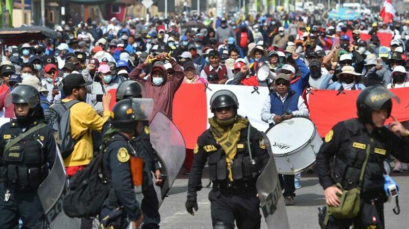 Manifestantes marchan en contra del Gobierno de la presidenta Dina Boluarte, en las calles de la ciudad de Arequipa (Perú). Foto: EFE.