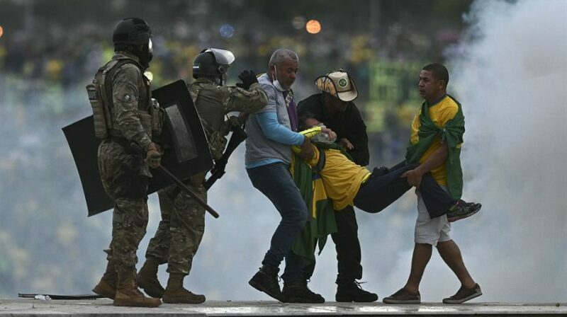 Policías enfrentan a seguidores del expresidente brasileño Jair Bolsonaro que invadían el Palacio de Planalto, sede del Ejecutivo, y la Corte Suprema, en Brasilia (Brasil). Foto: EFE.