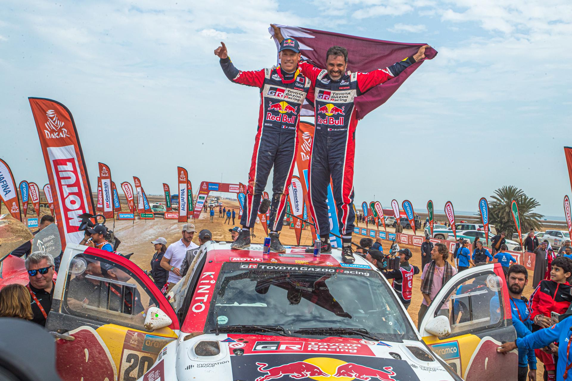 Nasser Al-Attiyah (der.) fue el ganador del Rally Dakar. Foto: Agencia EFE