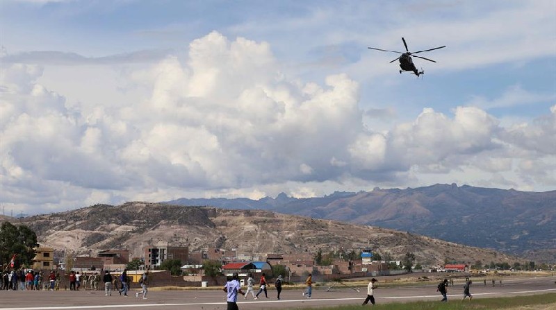 Decenas de personas ingresan al aeropuerto de Ayacucho, en una fotografía de archivo. Foto: EFE