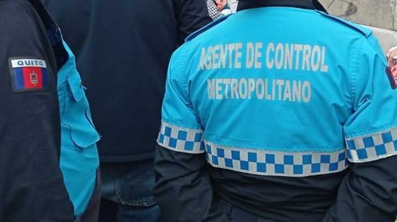 Imagen referencial. Los agentes metropolitanos durante sus operativos en Quito. Foto: Cortesía