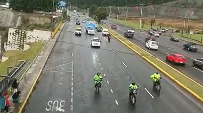 Los agentes circularán en motos y patrullas en los tres carriles de la avenida Simón Bolívar para hacer que los conductores bajen la velocidad a 50 kilómetros por hora. Foto: Captura de pantalla