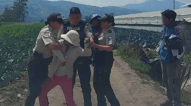 Madre que agredía a su hijo fue detenida en Ambato. Foto: Cortesía Policía Nacional