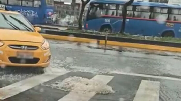 Durante las incesantes lluvias se registró el colapso de una alcantarilla en la calle Corea y av. Amazonas, en el norte de Quito. Foto: Cortesía