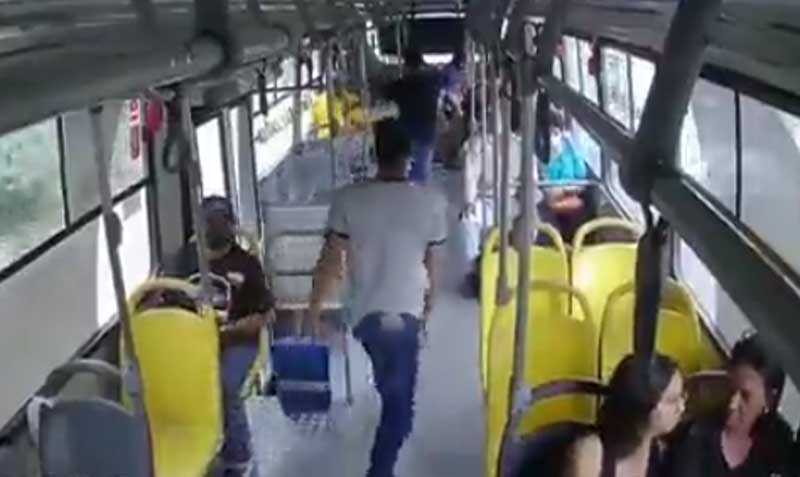 El asalto ocurrió cuando el bus iba por la avenida Narcisa de Jesús, en Guayaquil. Foto: captura