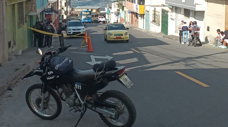 a calle Francisco de Se produjo un cierre de vía en la calle Francisco de la Torre y Joaquín Pareja en Quito. Foto: AMT