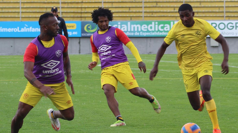 Una práctica del Aucas, club que agrupará a jugadores ecuatorianos y extranjeros para el 2023. Foto: @Aucas45