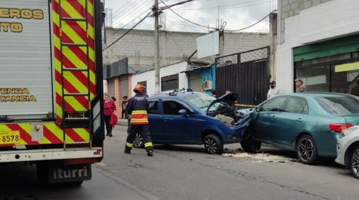 Los Bomberos rociaron material alrededor de los autos, para absorver el líquido de los vehículos. Foto: Cortesía Bomberos Quito