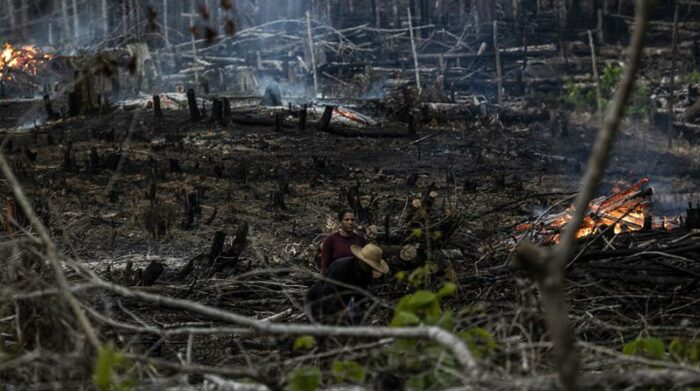 Personas prenden fuego en un área boscosa en Careiro Castanho, Amazonas (Brasil). Foto: EFE.