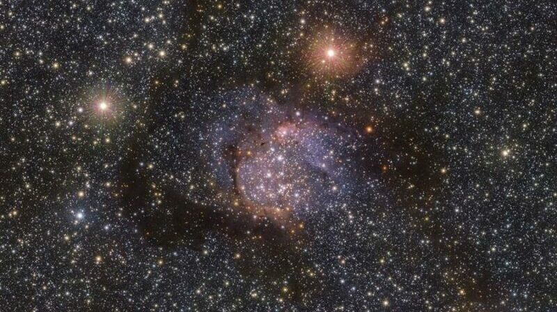 Imagen de la nebulosa Sh2-54 tomada en luz infrarroja utilizando el telescopio VISTA de ESO en el Observatorio Paranal en Chile. Foto: EFE.