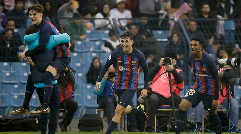 Los jugadores del FC Barcelona: (i-d): los centrocampistas Gavi (i), Pedri (c) y el defensa Alejandro Balde (d), celebran un gol de su equipo durante la final de la Supercopa de España 2023. Foto: EFE