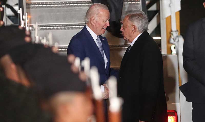 Joe Biden y López Obrador se estrecharon la mano a pie de pista y conversaron unos minutos. Foto: EFE