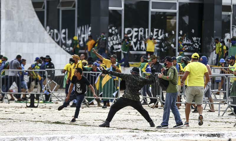 Miles de bolsonaristas entraron de forma violenta en las sedes del Parlamento, la Presidencia y el Supremo, y provocaron graves daños. Foto: EFE