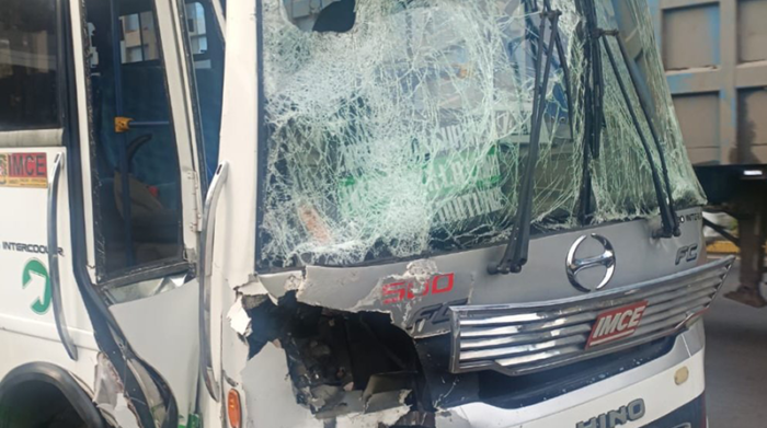 El bus de pasajeros fue el más afectado en el siniestro de tránsito. Foto: Bomberos Quito