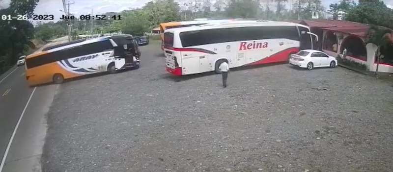 El vehículo de pasajeros estuvo a punto de chocar con otro automotor. Foto: Captura video
