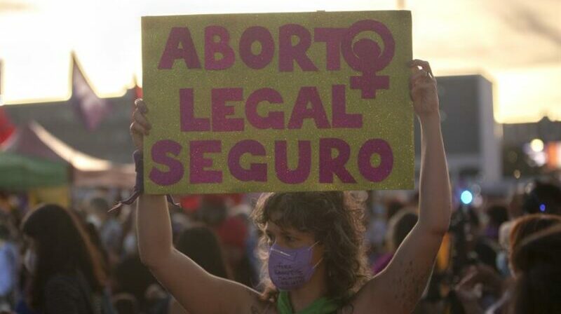 Una mujer sostiene un cartel a favor del aborto legal durante la movilización para conmemorar el Día Internacional de la Mujer, en Brasilia (Brasil). Foto: EFE.