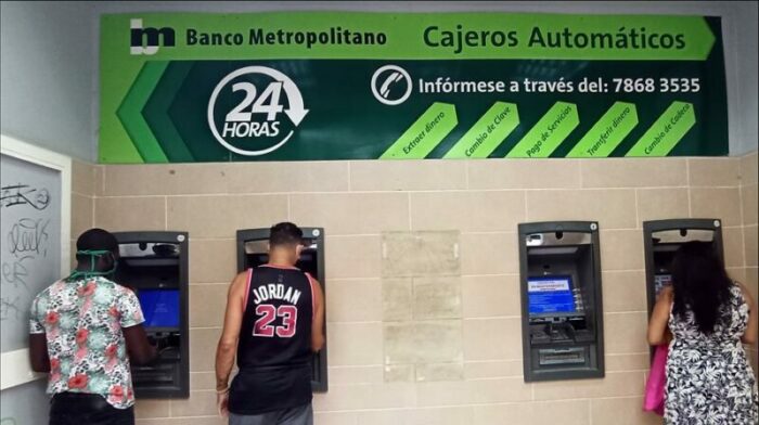 Personas sacan efectivo de un cajero del Banco Metropolitano en La Habana (Cuba). Foto: EFE.
