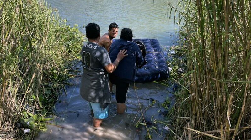Un grupo de migrantes se prepara para cruzar el Río Bravo, en la ciudad de Matamoros, estado de Tamaulipas (Mexico). Foto: EFE.