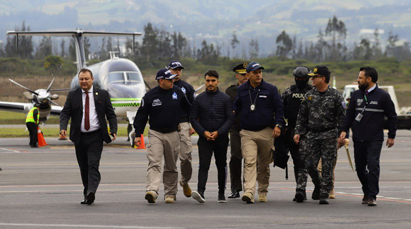 Germán Cáceres llegó esposado a Quito en un vuelo que partió desde Bogotá. Foto: Ministerio del Interior