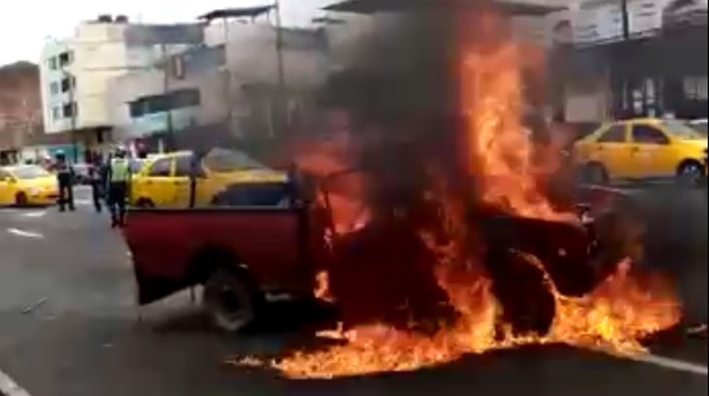 La camioneta fue rociada con combustible e incendiada por su dueño. Foto: Captura de video