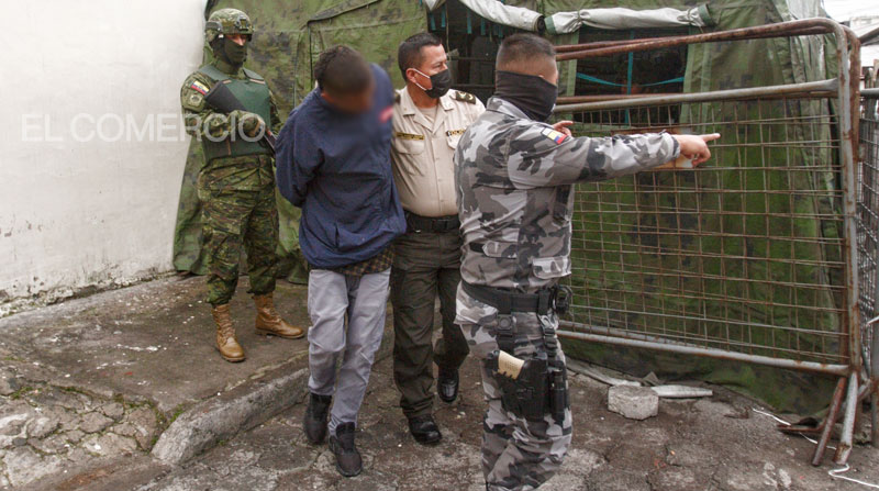 Algunos privados de la libertad de la cárcel El Inca fueron trasladados a Flagrancia, para que rindan su versión sobre el incidente violento. Foto: EL COMERCIO