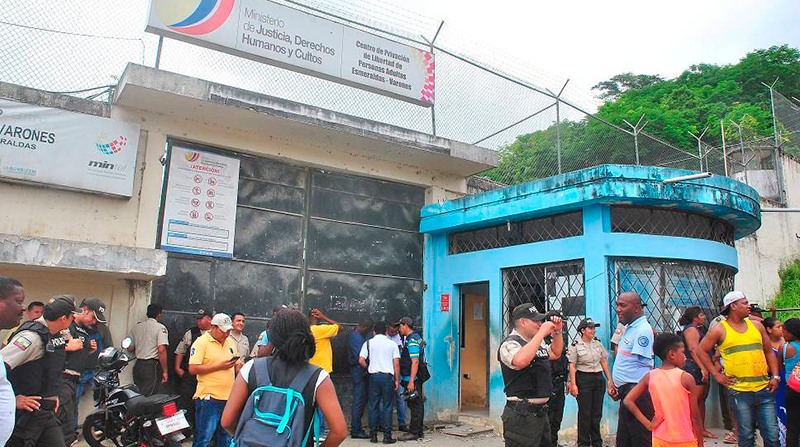 Exteriores de la cárcel de Esmeraldas donde se hallaron a dos presos fallecidos. Foto: Twitter @rgarcia25S