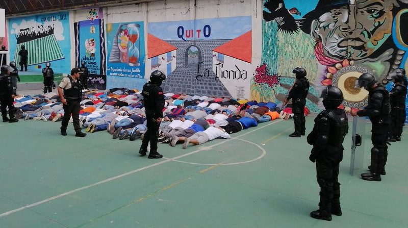 La Policía interviene en uno de los amotinamientos de presos en la cárcel El Inca. Foto: Twitter Policía.