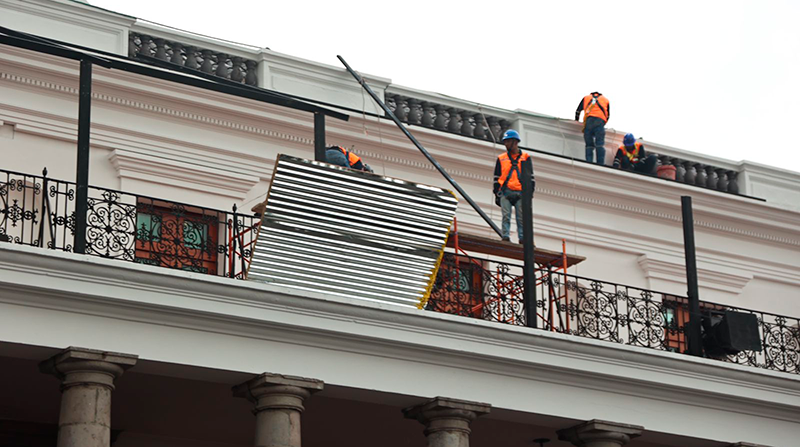 Trabajos de mantenimiento en el balcón del Palacio de Carondelet. Foto: Diego Pallero / EL COMERCIO
