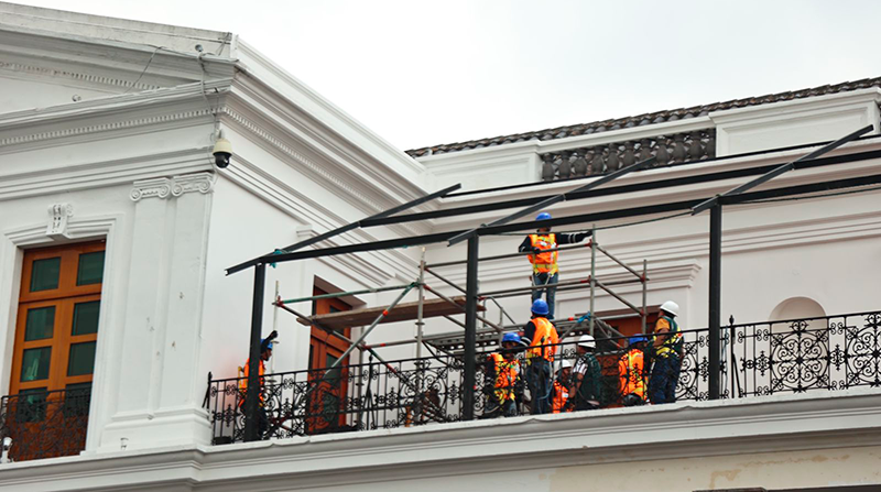 Trabajos de mantenimiento en el balcón del Palacio de Carondelet. Foto: Diego Pallero / EL COMERCIO