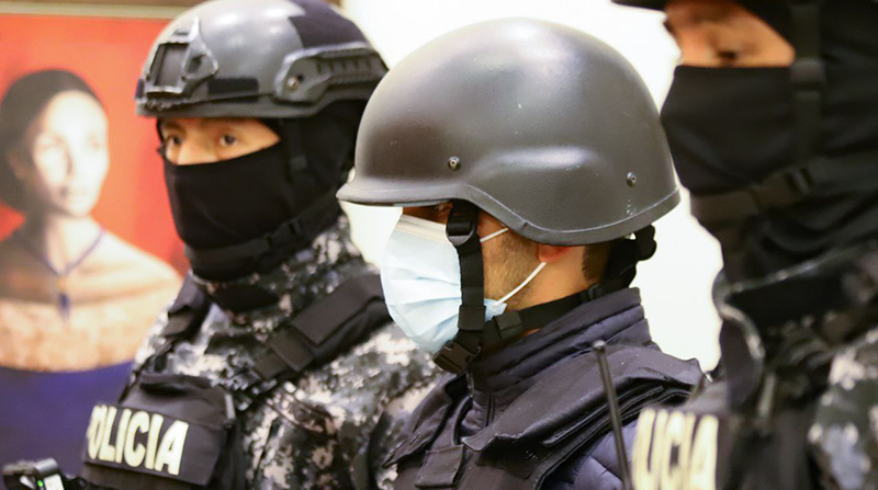 Germán Cáceres (medio) con casco y chaleco antibalas. Foto: Ministerio del Interior.