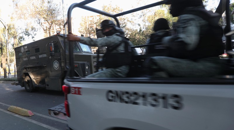 Un camión blindado que hace parte de un convoy de seguridad en el que las autoridades transportan a Ovidio Guzmán, hijo del 'Chapo', sale rumbo al penal del Altiplano en Ciudad de México (México). Foto: EFE