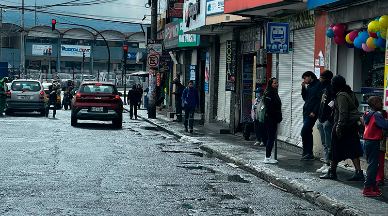Vecinos del barrio Chillogallo, en el sur de Quito, se quejan de los continuos asaltos que sufren los moradores. Foto: Patricio Terán / EL COMERCIO