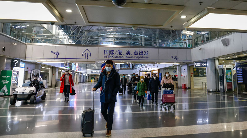 Los viajeros volvieron a ingresar a China, luego de tres años de política cero al covid-19. Foto: EFE