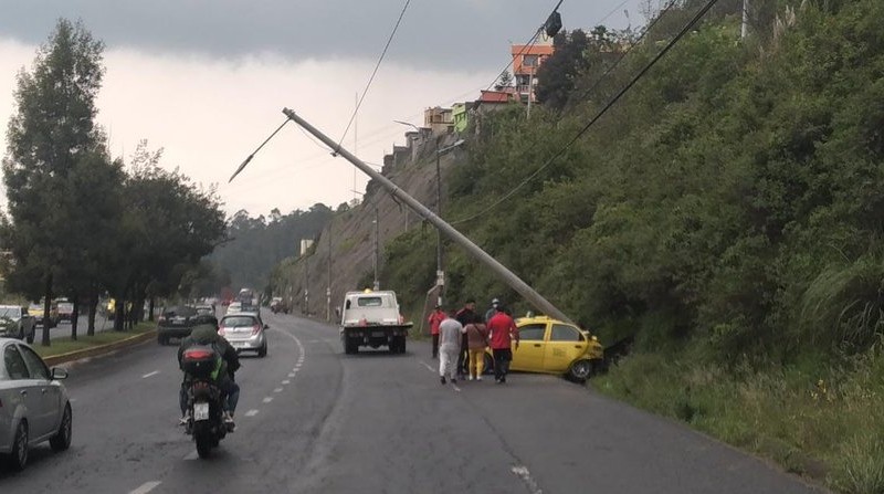 El choque del taxi ocurrió en el sector de La Forestal, en el sur de la avenida Simón Bolívar. Foto: Twitter AMT