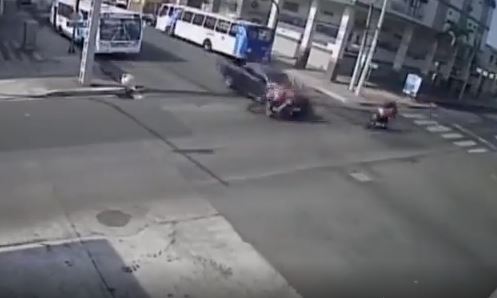 La camioneta siguió su trayectoria pese a impactar a dos motocicletas. Foto: Captura
