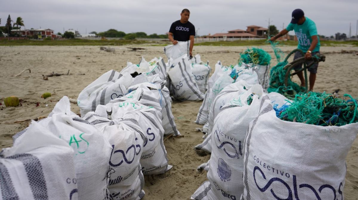 En julio de 2022, el Colectivo Cabos organizó el Primer Campeonato de pesca de basura y cabos sueltos del Ecuador. Foto: Cortesía