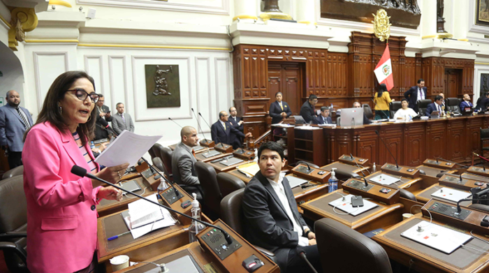 Fotografía cedida este viernes, 27 de enero, por el Congreso de Perú, durante una sesión plenaria en la que se rechazó la propuesta de reconsiderar la fecha de adelanto de las elecciones generales en el país para este año, en Lima. Foto: EFE