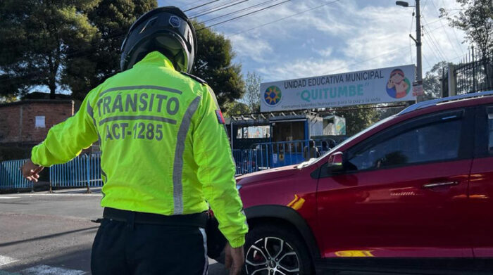 Agentes de tránsito y policías controlarán el estado de conductores y personas en las vías, durante la vigencia de la 'ley seca'. Foto: Patricio Terán / EL COMERCIO