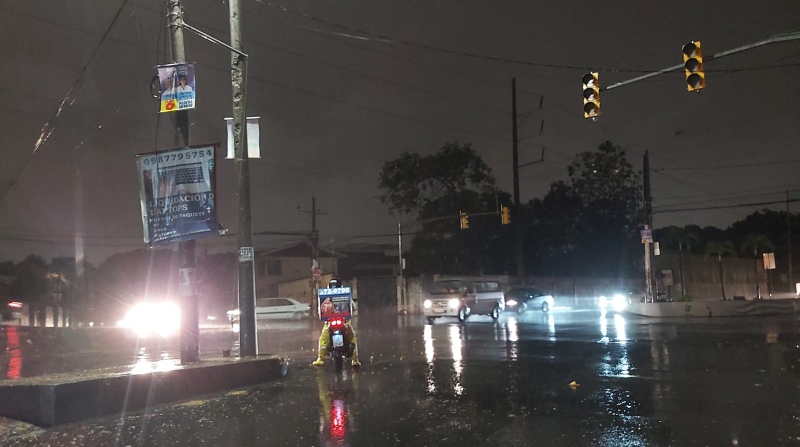 En el sector de Urdesa, norte de Guayaquil, algunos semáforos se apagaron debido a la fuerte lluvia. Foto: Juan C. Holguín / EL COMERCIO