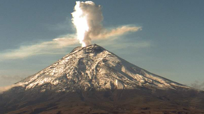 El volcán Cotopaxi, la segunda montaña más alta de los Andes en Ecuador, lanzó una columna de vapor y gases de 1 300 metros sobre el nivel de su cumbre. Foto: Instituto Geofísico