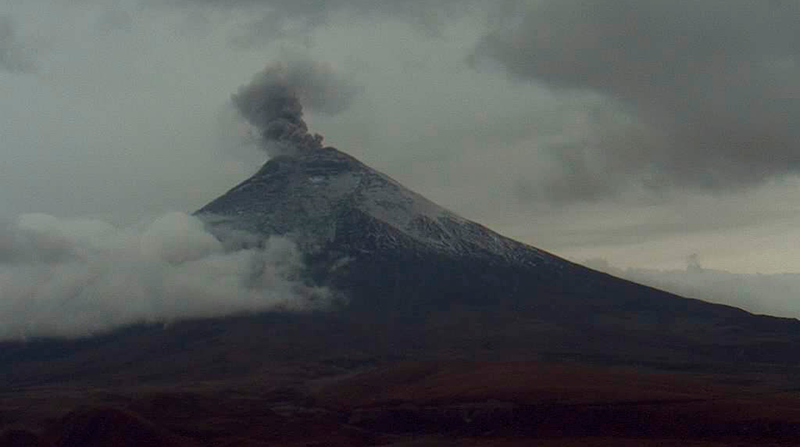 Vista del volcán Cotopaxi la noche de este martes 17 de enero del 2023. Foto: Geofísico