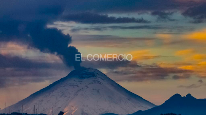 Vista del volcán Cotopaxi desde Quito la mañana de este 13 de enero del 2023. Foto: Patricio Terán / EL COMERCIO