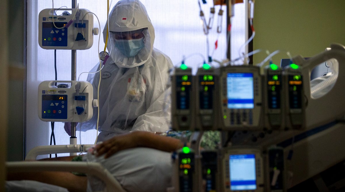 Una persona con covid-19 permanece en una unidad de cuidados intensivos. Foto: Archivo/EFE