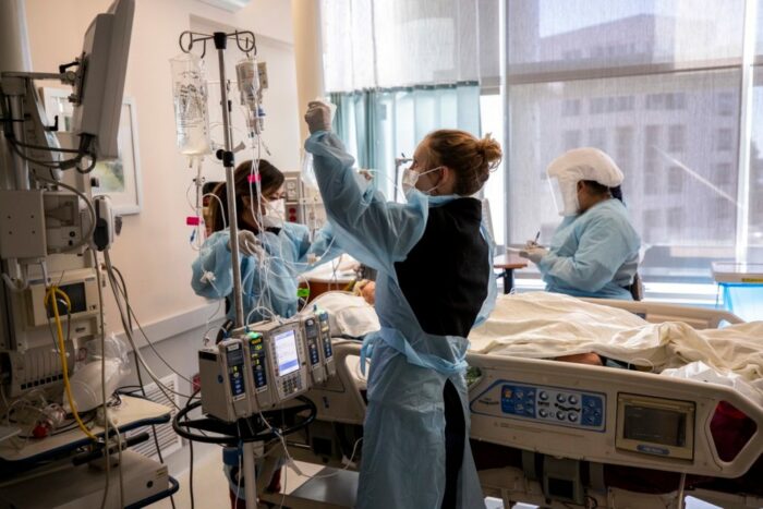 Enfermeras atienden a un paciente de covid-19 en la UCI del Hospital Sharp Grossmont de La Mesa, en California (EE. UU.). Foto: Archivo / EFE