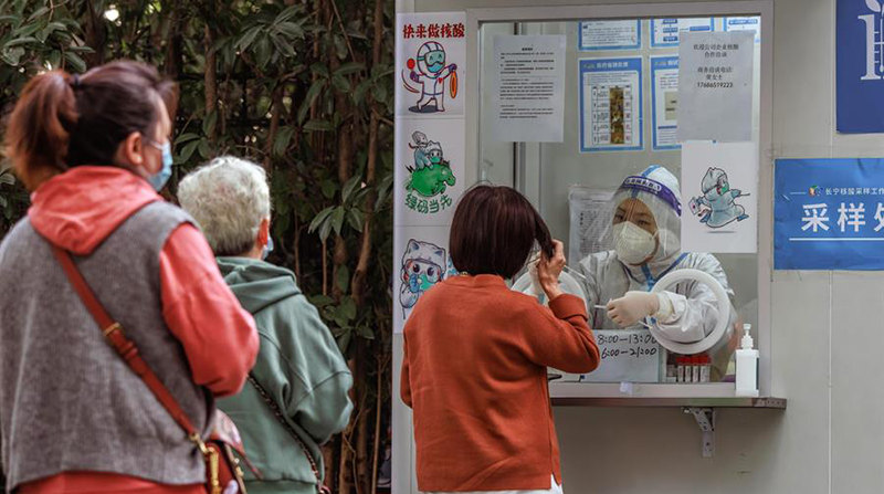 Fotografía de archivo que muestra a ciudadanos esperando para hacerse un test PCR de coronavirus en Shanghái (China). Foto: EFE