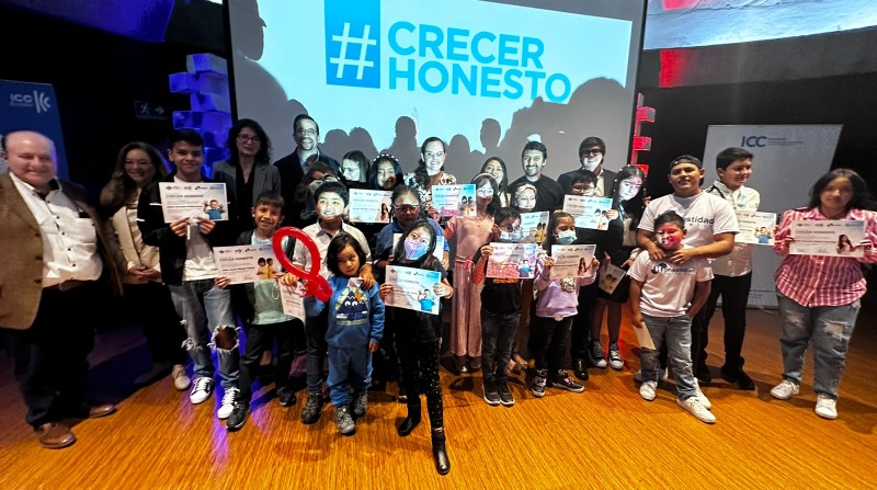 Doce niños y adolescentes ganaron el concurso Crecer Honesto. Foto: CCQ