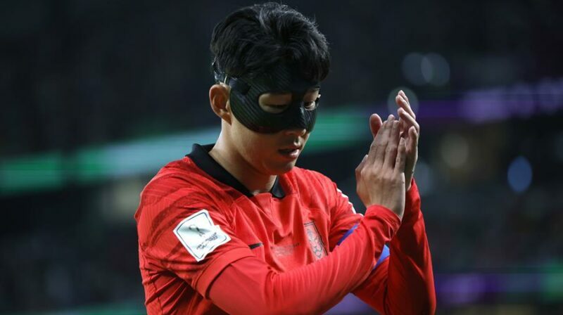 Son Heung-min de Corea del Sur utiliza máscara protectora por una fractura en el rostro. Foto: EFE.
