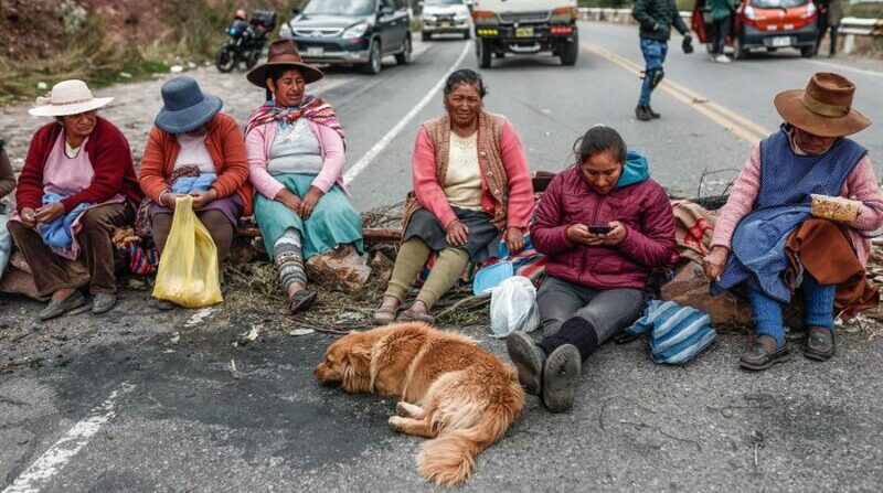 Grupos de personas mantienen por segundo día el bloqueo de la vía Panamericana Sur. Foto: EFE.