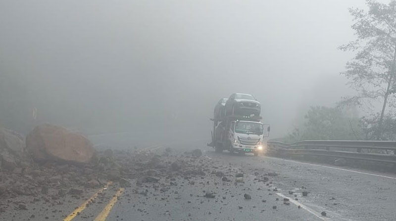 El derrumbe ocurrió luego de las fuertes lluvias, dijo la Prefectura de Pichincha. Foto: Cortesía ECU 911